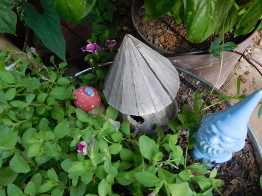 Gnome Tub- Occupants Really Close